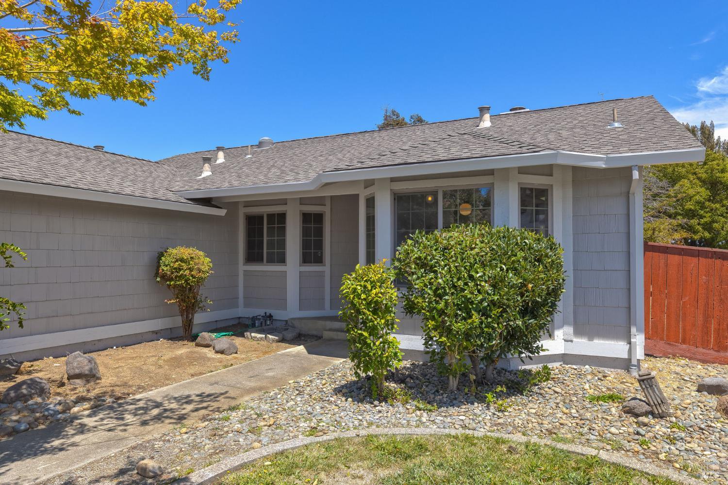 Detail Gallery Image 4 of 37 For 828 Stoneridge Cir, Fairfield,  CA 94534 - 3 Beds | 2 Baths
