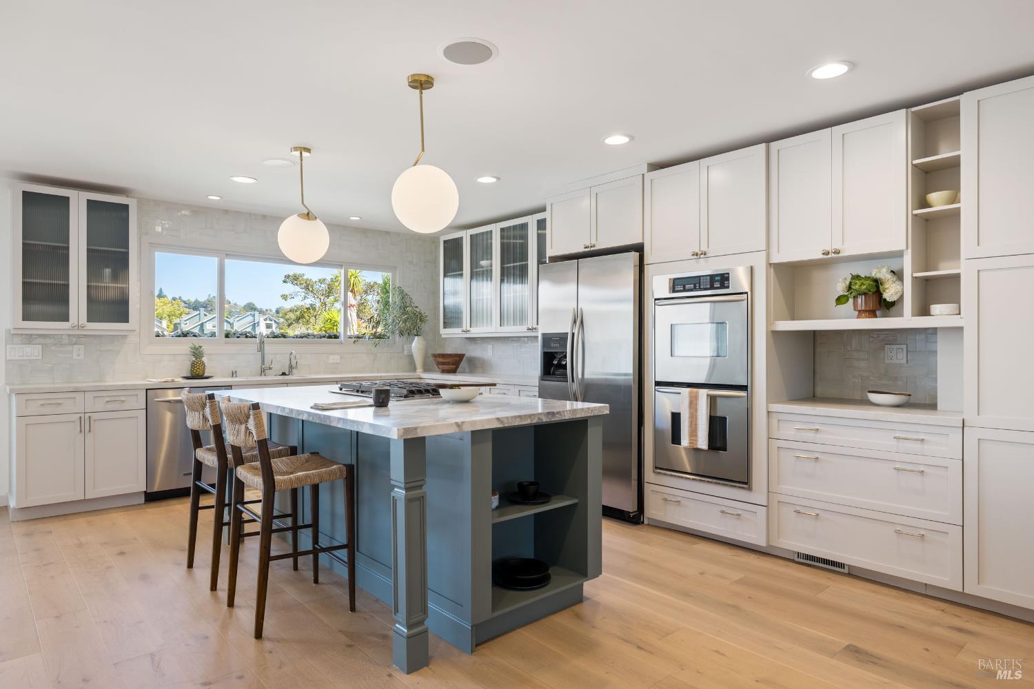 Detail Gallery Image 8 of 26 For 334 Riviera Cir, Larkspur,  CA 94939 - 3 Beds | 2/1 Baths