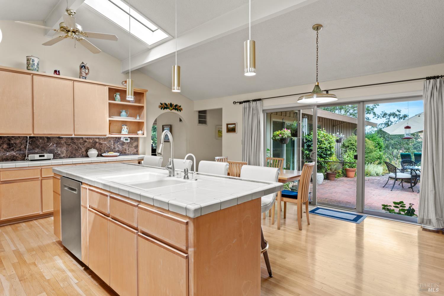 Detail Gallery Image 6 of 49 For 1500 Deerwood Dr, Ukiah,  CA 95482 - 3 Beds | 3 Baths