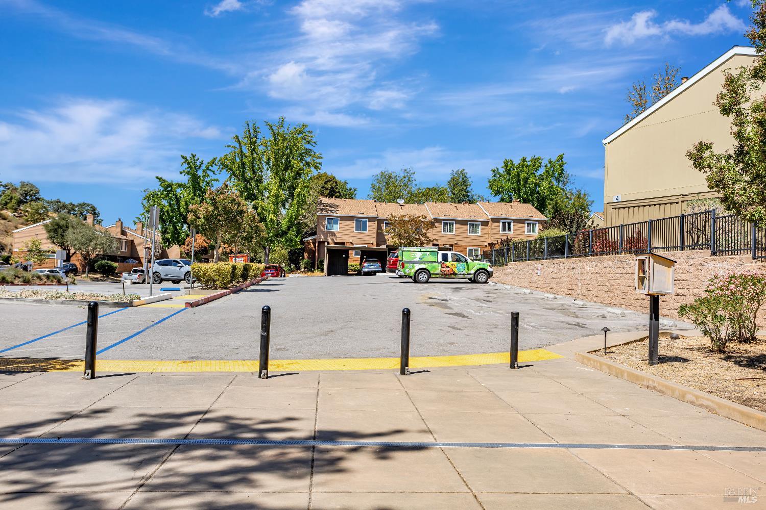 Detail Gallery Image 33 of 36 For 1 Oak Crest Ct #D,  Novato,  CA 94947 - 3 Beds | 2/1 Baths