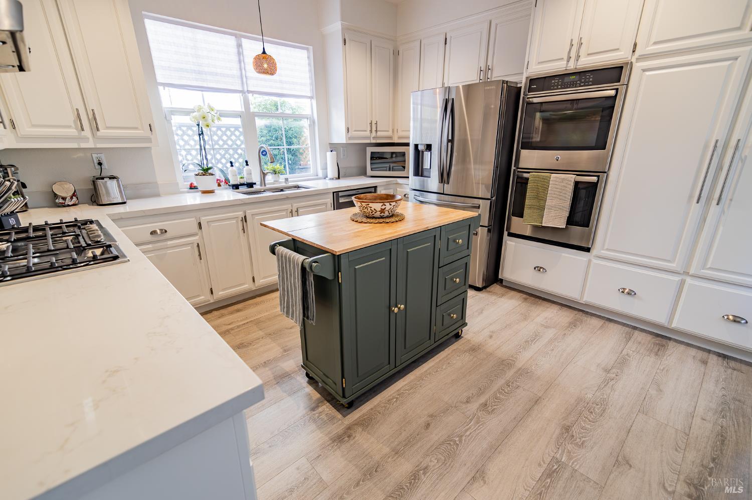 Detail Gallery Image 16 of 42 For 264 Waterside Cir, San Rafael,  CA 94903 - 4 Beds | 3/1 Baths