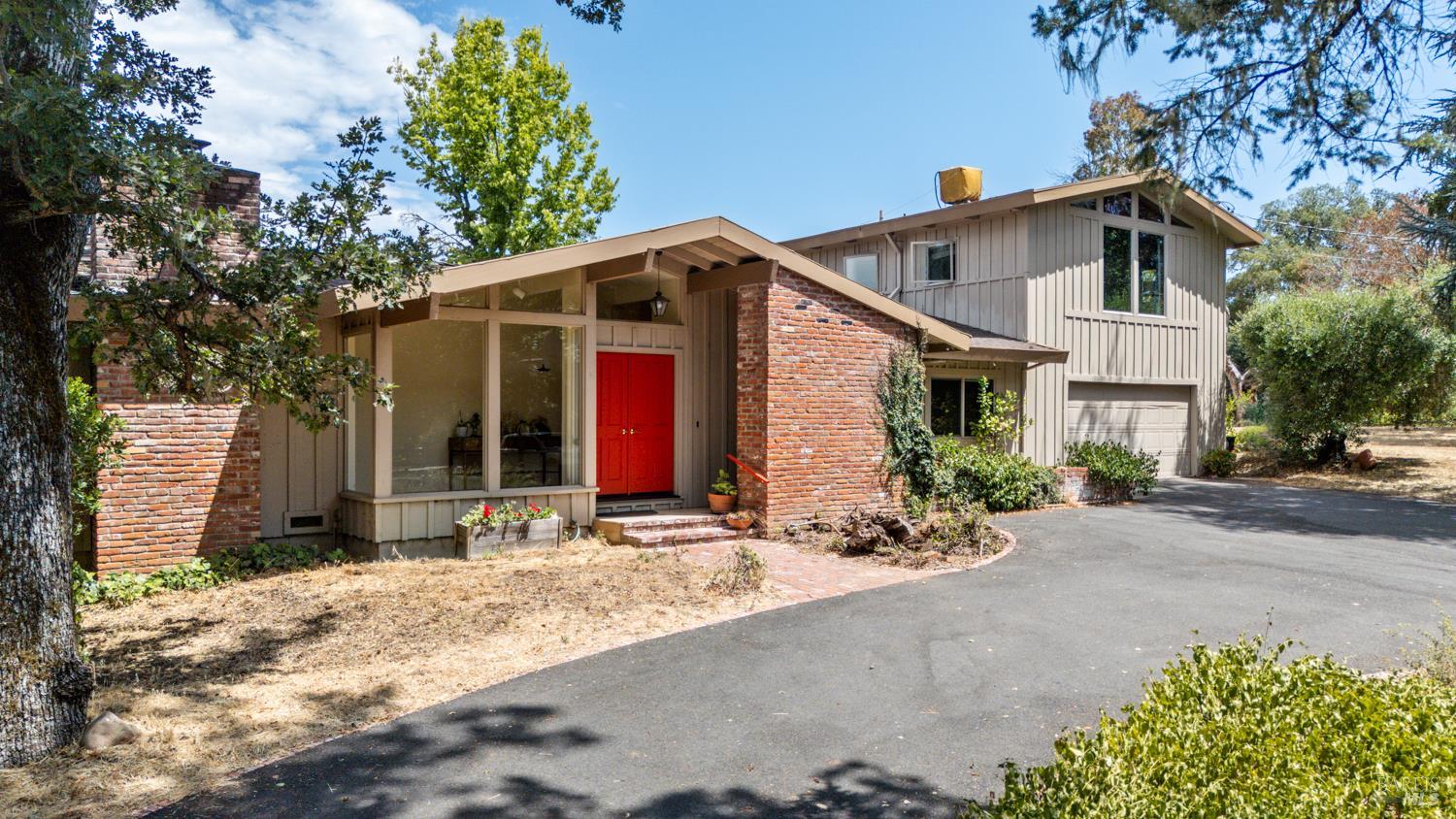 Detail Gallery Image 2 of 49 For 1500 Deerwood Dr, Ukiah,  CA 95482 - 3 Beds | 3 Baths
