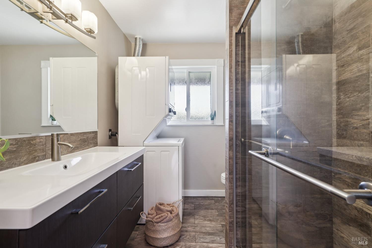 Detail Gallery Image 8 of 20 For 141 Roundtree Blvd, San Rafael,  CA 94903 - 2 Beds | 1/1 Baths