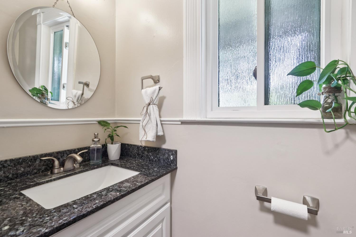 Detail Gallery Image 7 of 20 For 141 Roundtree Blvd, San Rafael,  CA 94903 - 2 Beds | 1/1 Baths