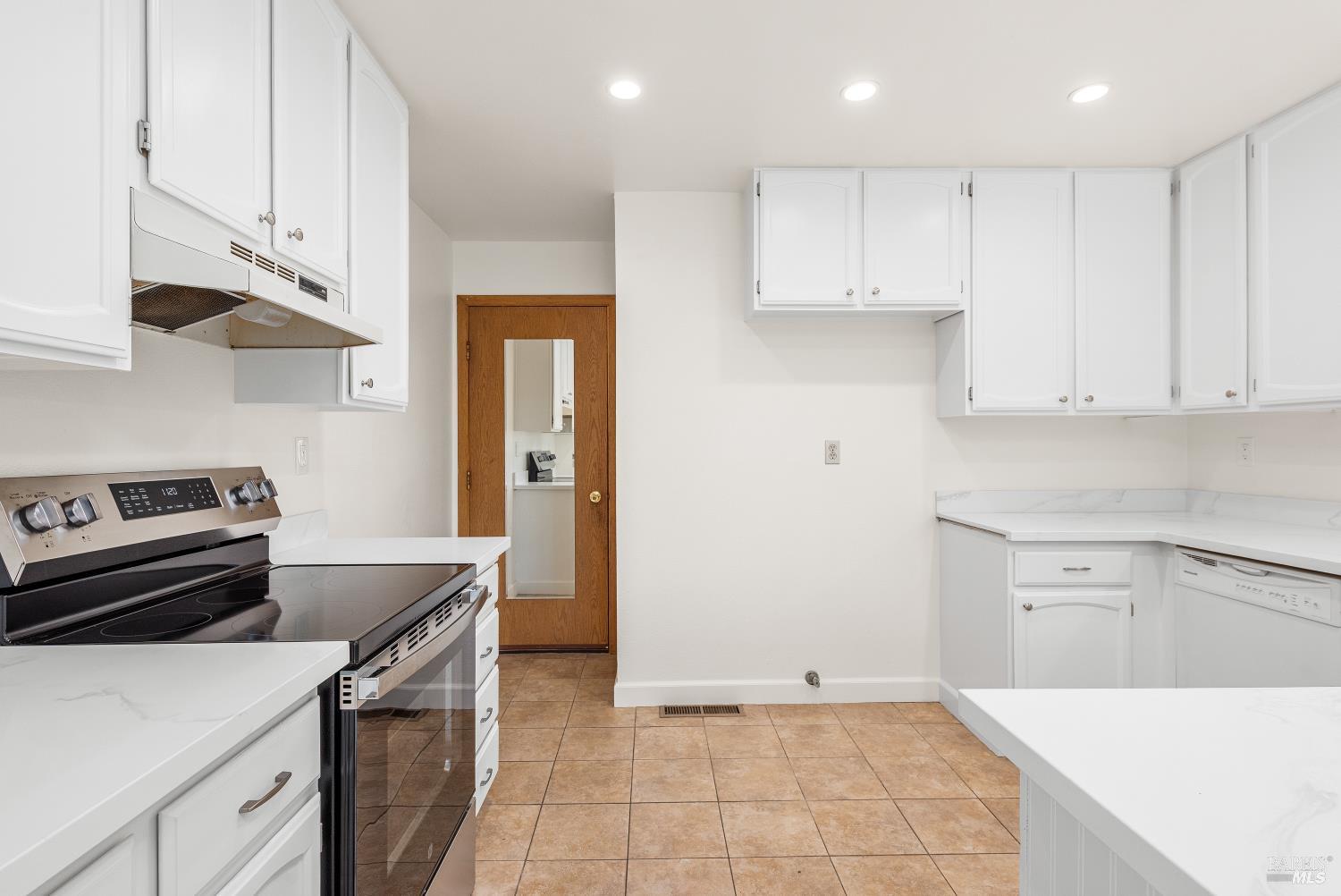 Detail Gallery Image 11 of 23 For 159 Francis Cir, Rohnert Park,  CA 94928 - 3 Beds | 2/1 Baths