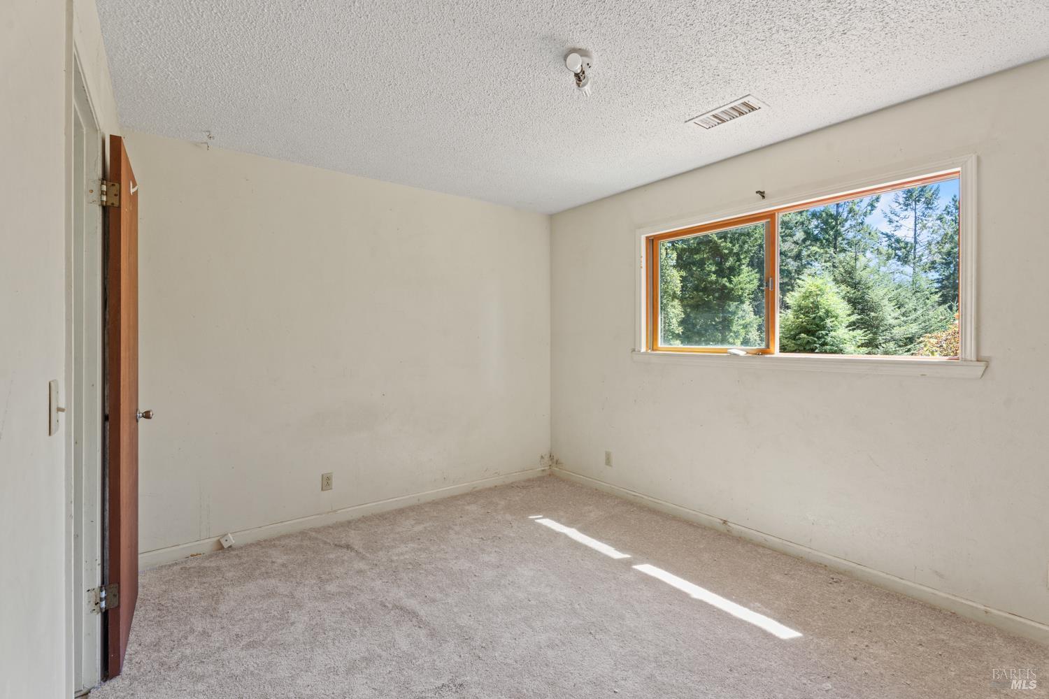 Detail Gallery Image 9 of 18 For 3781 Ridgewood Rd, Willits,  CA 95490 - 4 Beds | 2 Baths
