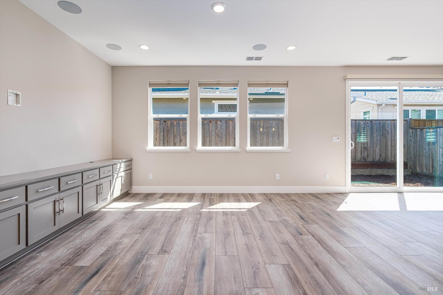Detail Gallery Image 21 of 45 For 5646 Kameron Pl, Rohnert Park,  CA 94928 - 3 Beds | 2/1 Baths