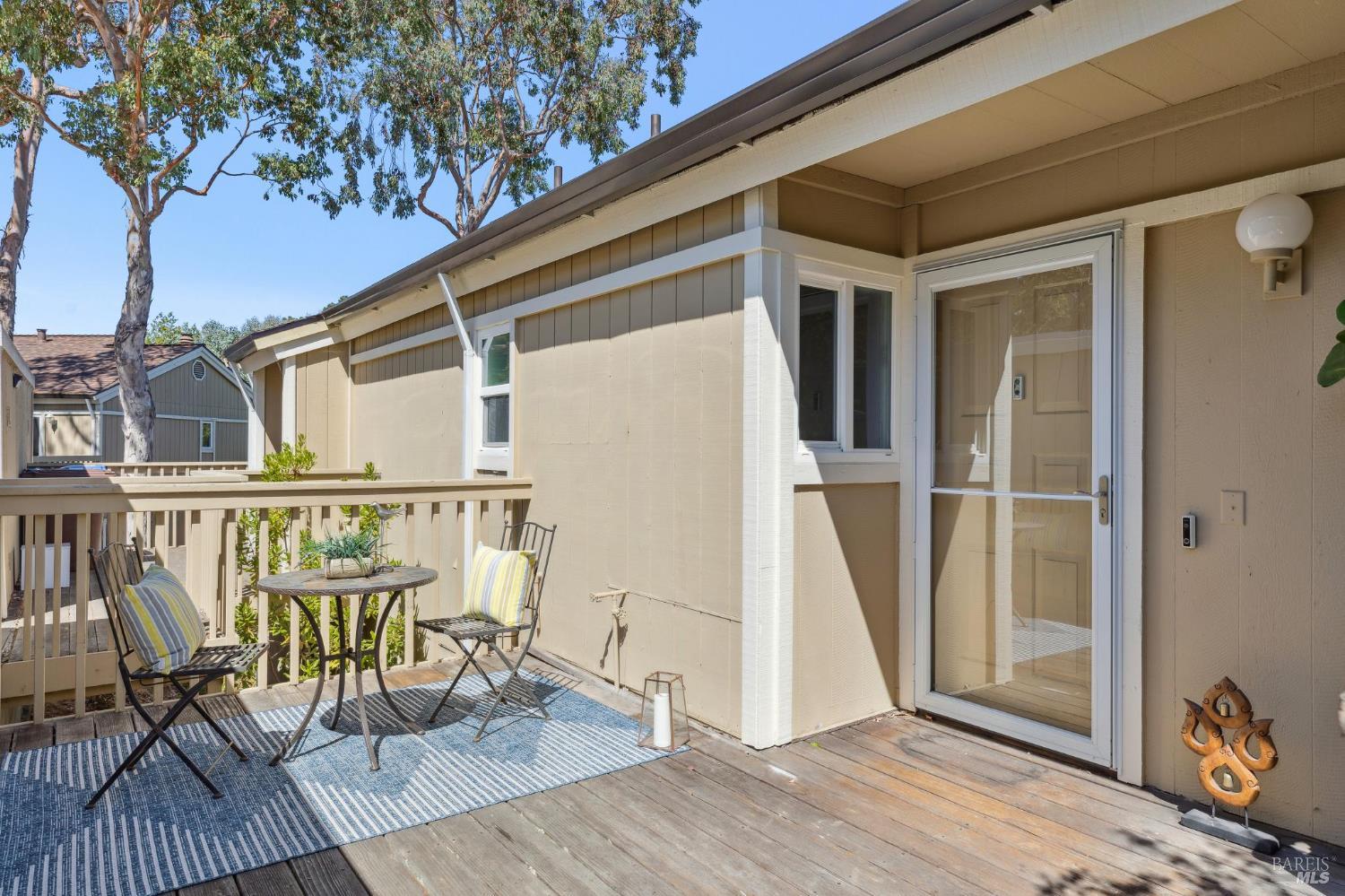 Detail Gallery Image 2 of 38 For 11 Thoreau Cir, Mill Valley,  CA 94941 - 2 Beds | 1/1 Baths