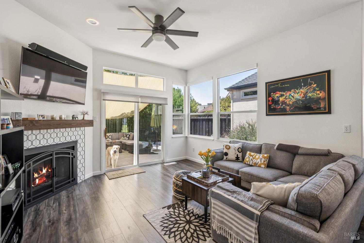 Detail Gallery Image 29 of 51 For 1917 Falcon Ridge Dr, Petaluma,  CA 94954 - 3 Beds | 2 Baths