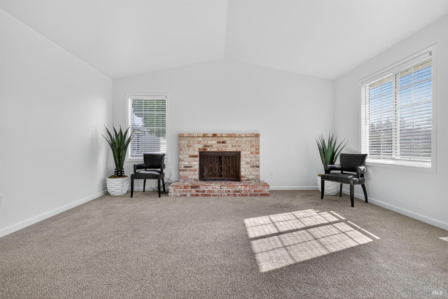 Detail Gallery Image 11 of 46 For 7134 Carillon Ct, Rohnert Park,  CA 94928 - 5 Beds | 2/1 Baths