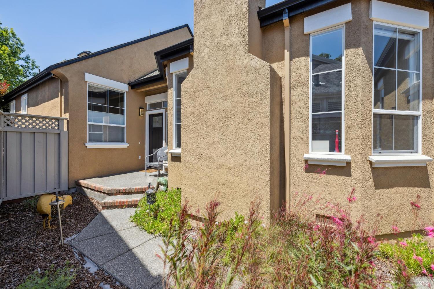 Detail Gallery Image 9 of 51 For 1917 Falcon Ridge Dr, Petaluma,  CA 94954 - 3 Beds | 2 Baths