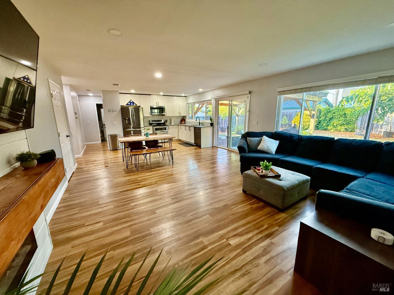 Detail Gallery Image 5 of 12 For 2333 Pacheco Pl, Santa Rosa,  CA 95401 - 3 Beds | 2 Baths