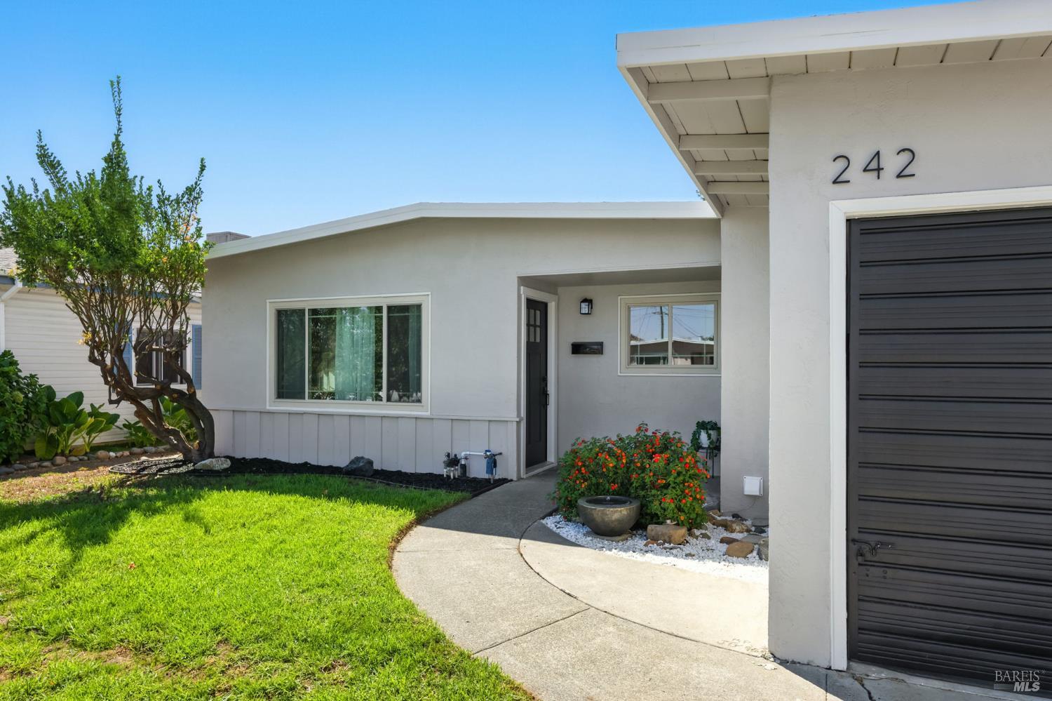 Detail Gallery Image 4 of 33 For 242 Arbor St, Vacaville,  CA 95688 - 3 Beds | 2 Baths