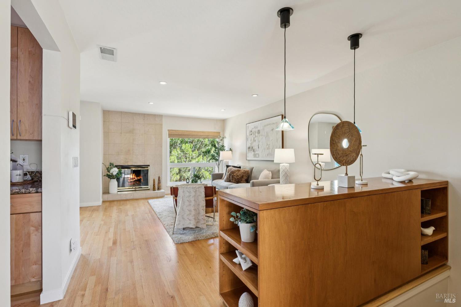 Detail Gallery Image 3 of 38 For 11 Thoreau Cir, Mill Valley,  CA 94941 - 2 Beds | 1/1 Baths
