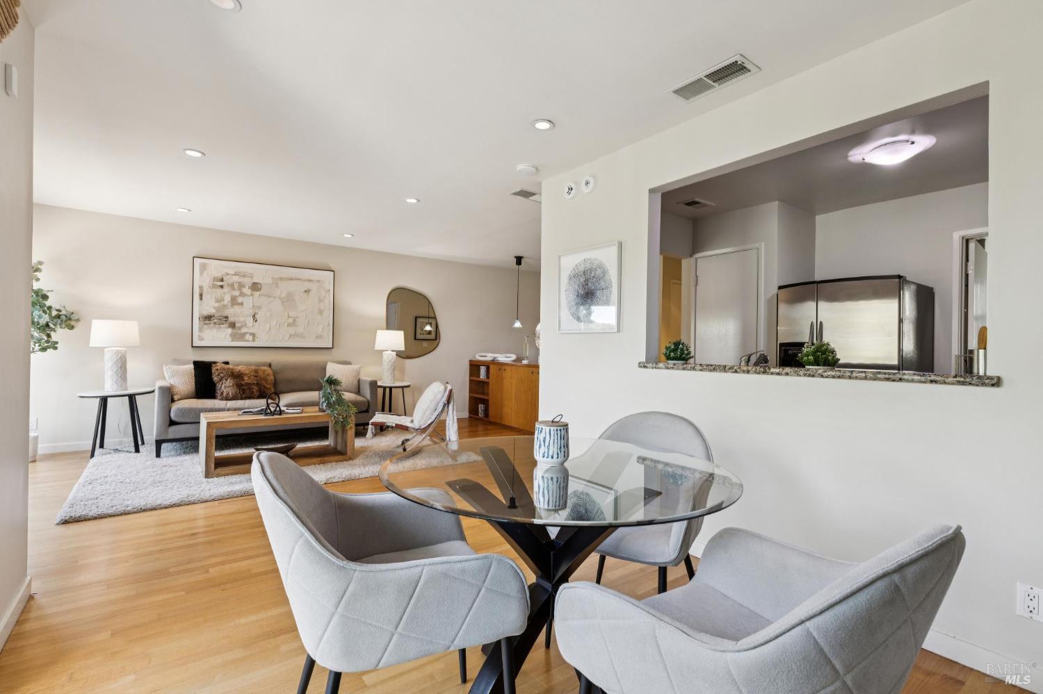 Detail Gallery Image 11 of 38 For 11 Thoreau Cir, Mill Valley,  CA 94941 - 2 Beds | 1/1 Baths