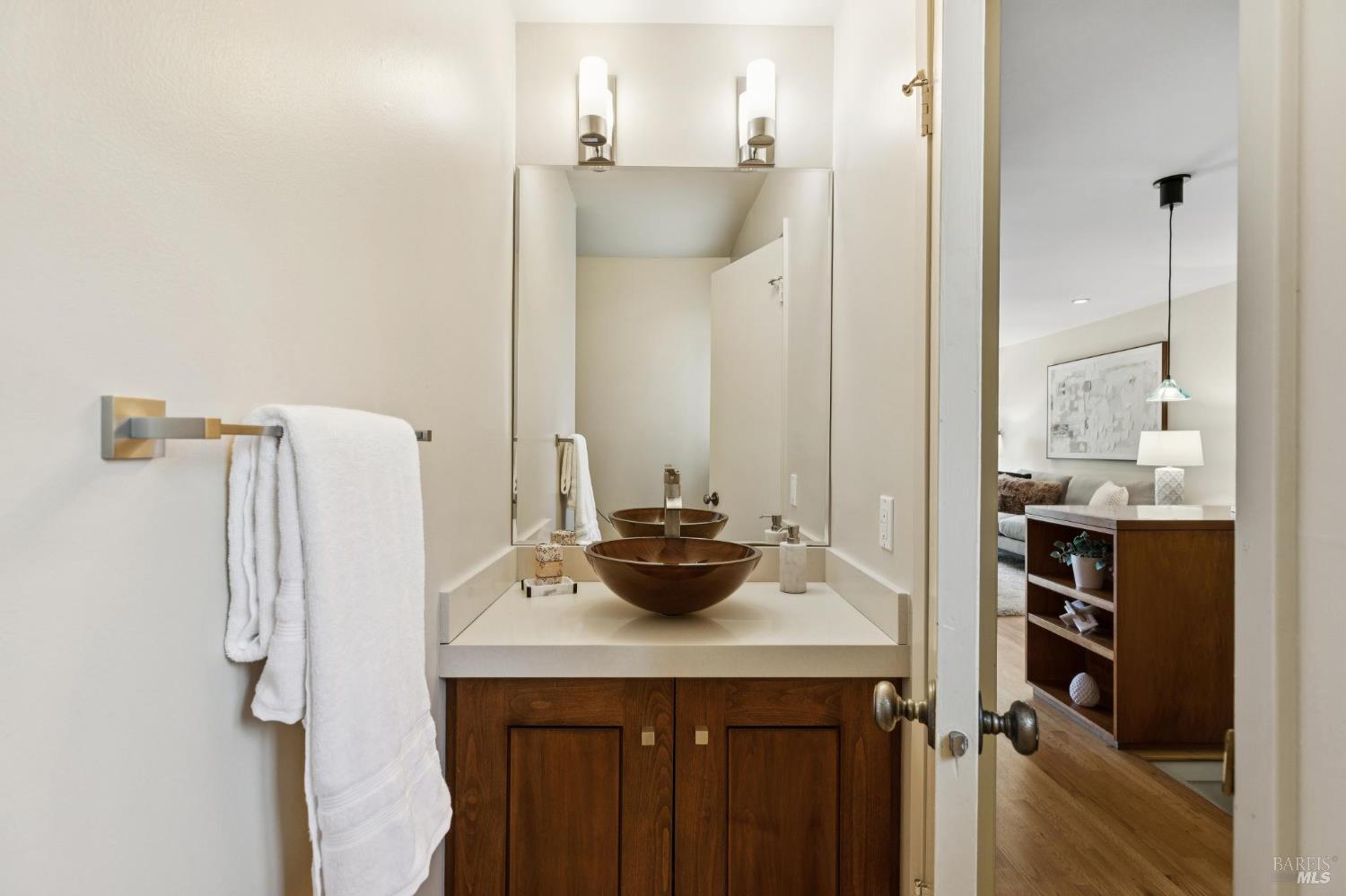 Detail Gallery Image 17 of 38 For 11 Thoreau Cir, Mill Valley,  CA 94941 - 2 Beds | 1/1 Baths