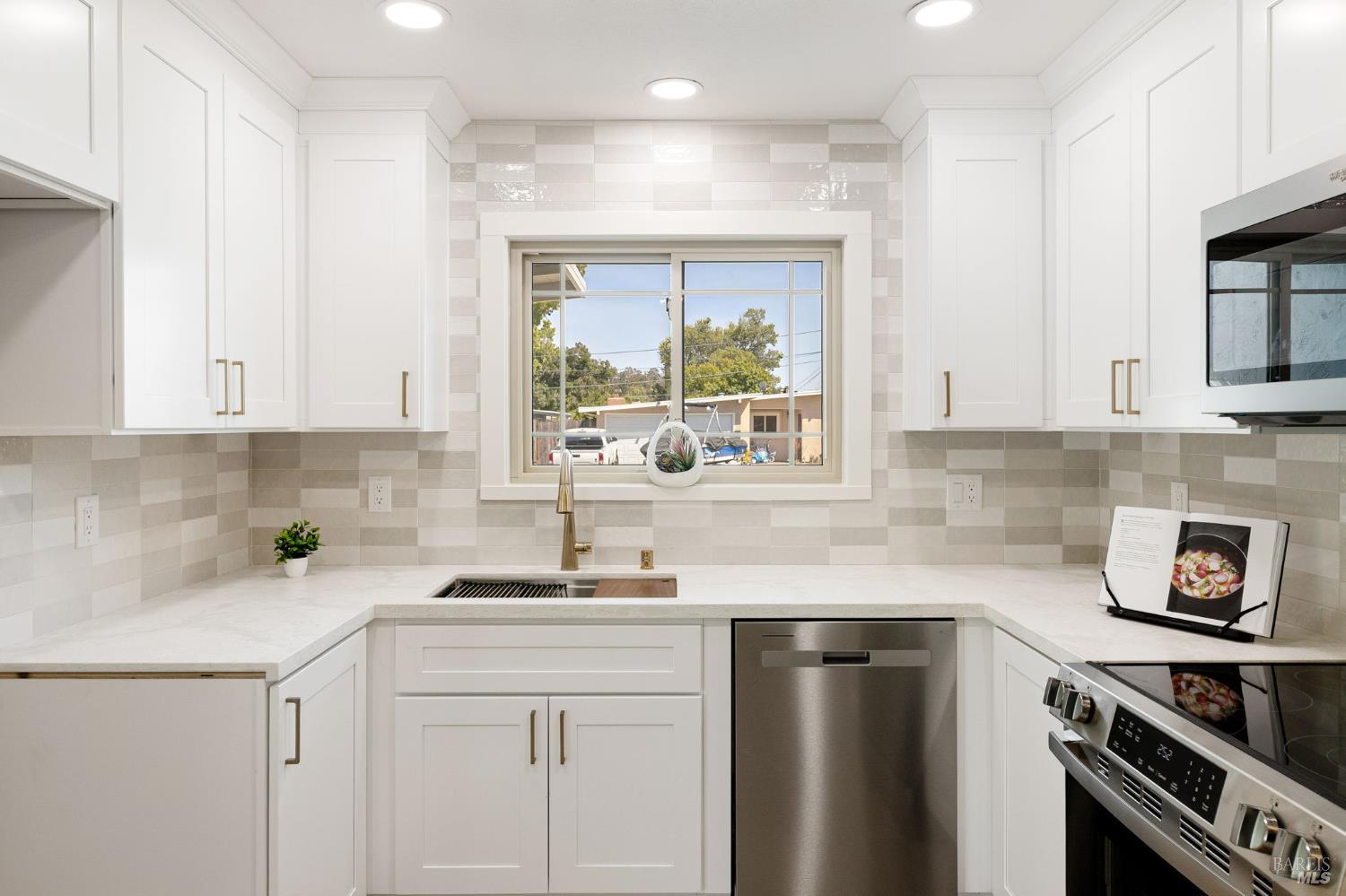 Detail Gallery Image 11 of 33 For 242 Arbor St, Vacaville,  CA 95688 - 3 Beds | 2 Baths