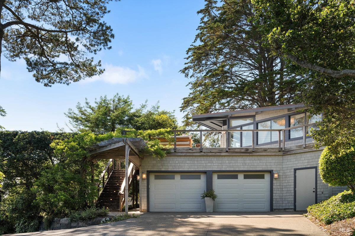Detail Gallery Image 8 of 99 For 125 Laurel Ave, Stinson Beach,  CA 94970 - 3 Beds | 3 Baths