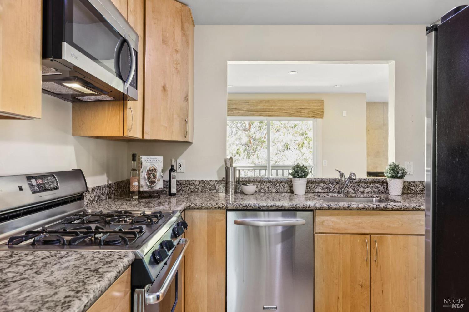 Detail Gallery Image 14 of 38 For 11 Thoreau Cir, Mill Valley,  CA 94941 - 2 Beds | 1/1 Baths