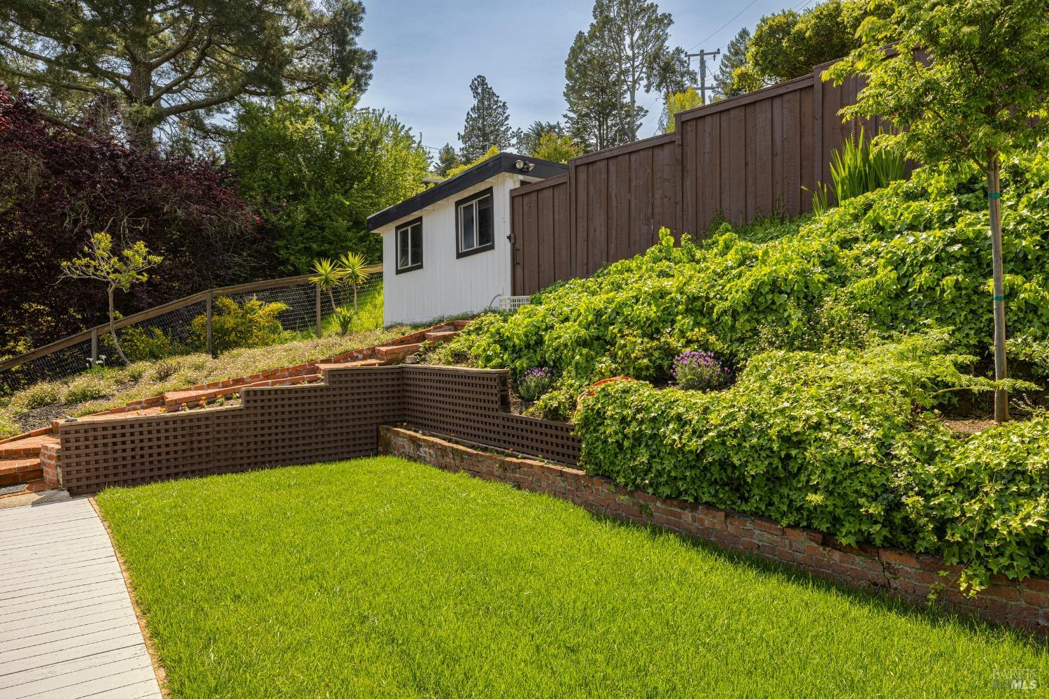Detail Gallery Image 6 of 74 For 711 Alta Vista Rd, Mill Valley,  CA 94941 - 4 Beds | 2 Baths