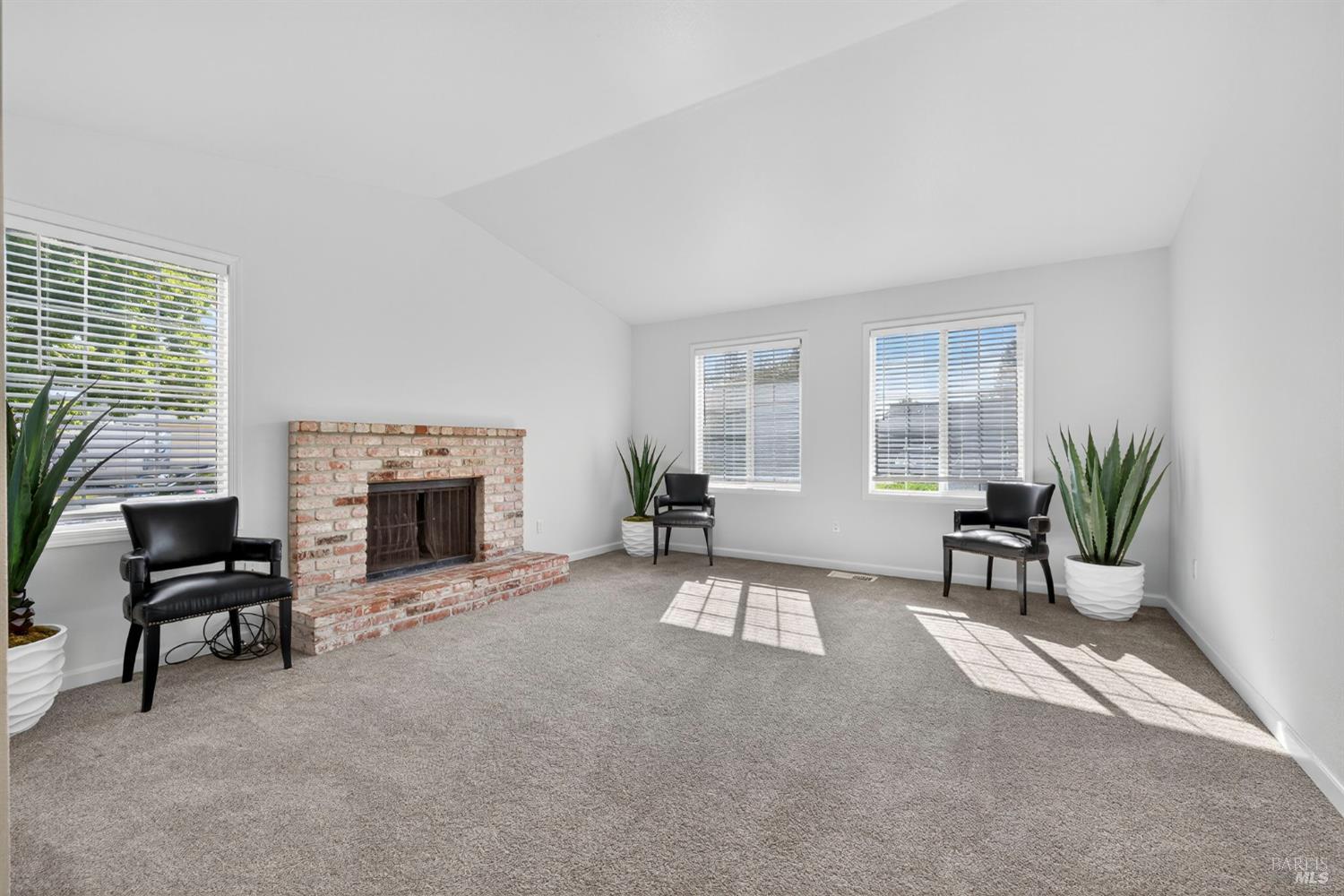 Detail Gallery Image 9 of 46 For 7134 Carillon Ct, Rohnert Park,  CA 94928 - 5 Beds | 2/1 Baths