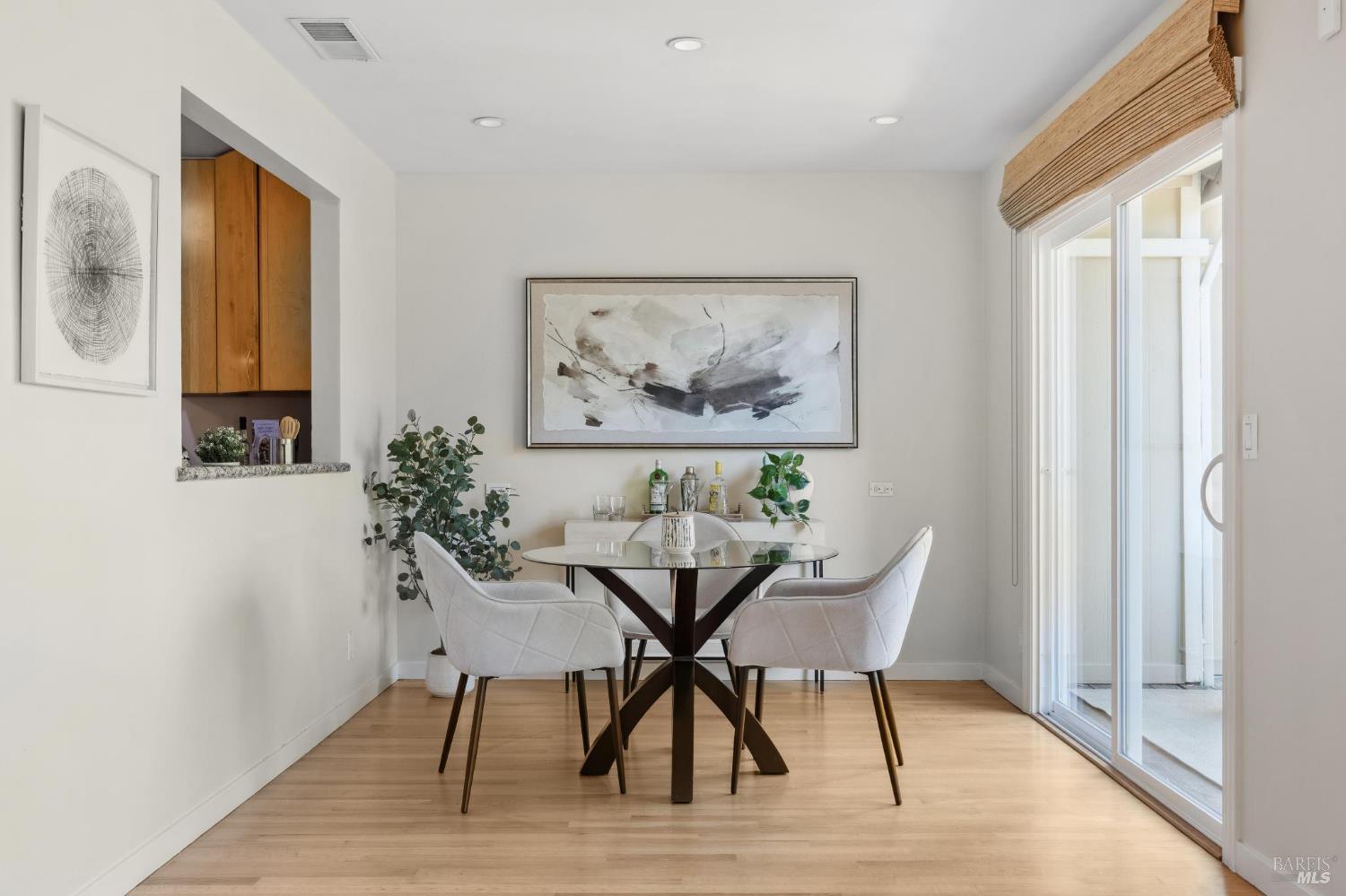 Detail Gallery Image 9 of 38 For 11 Thoreau Cir, Mill Valley,  CA 94941 - 2 Beds | 1/1 Baths