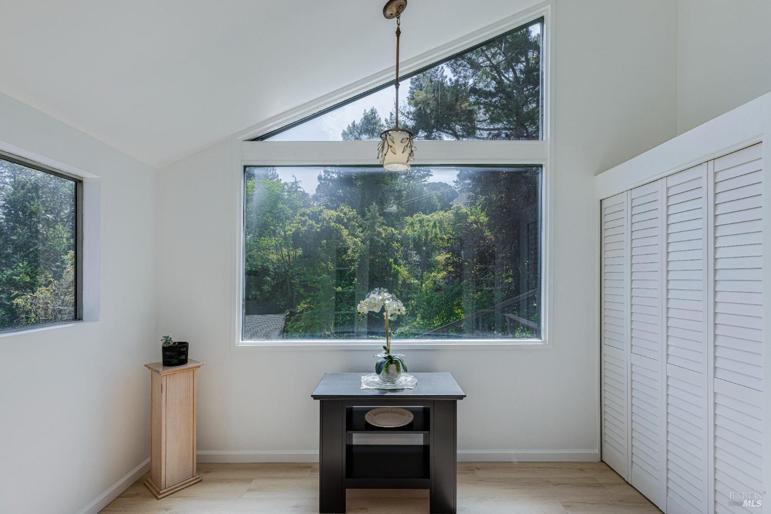 Detail Gallery Image 16 of 74 For 711 Alta Vista Rd, Mill Valley,  CA 94941 - 4 Beds | 2 Baths