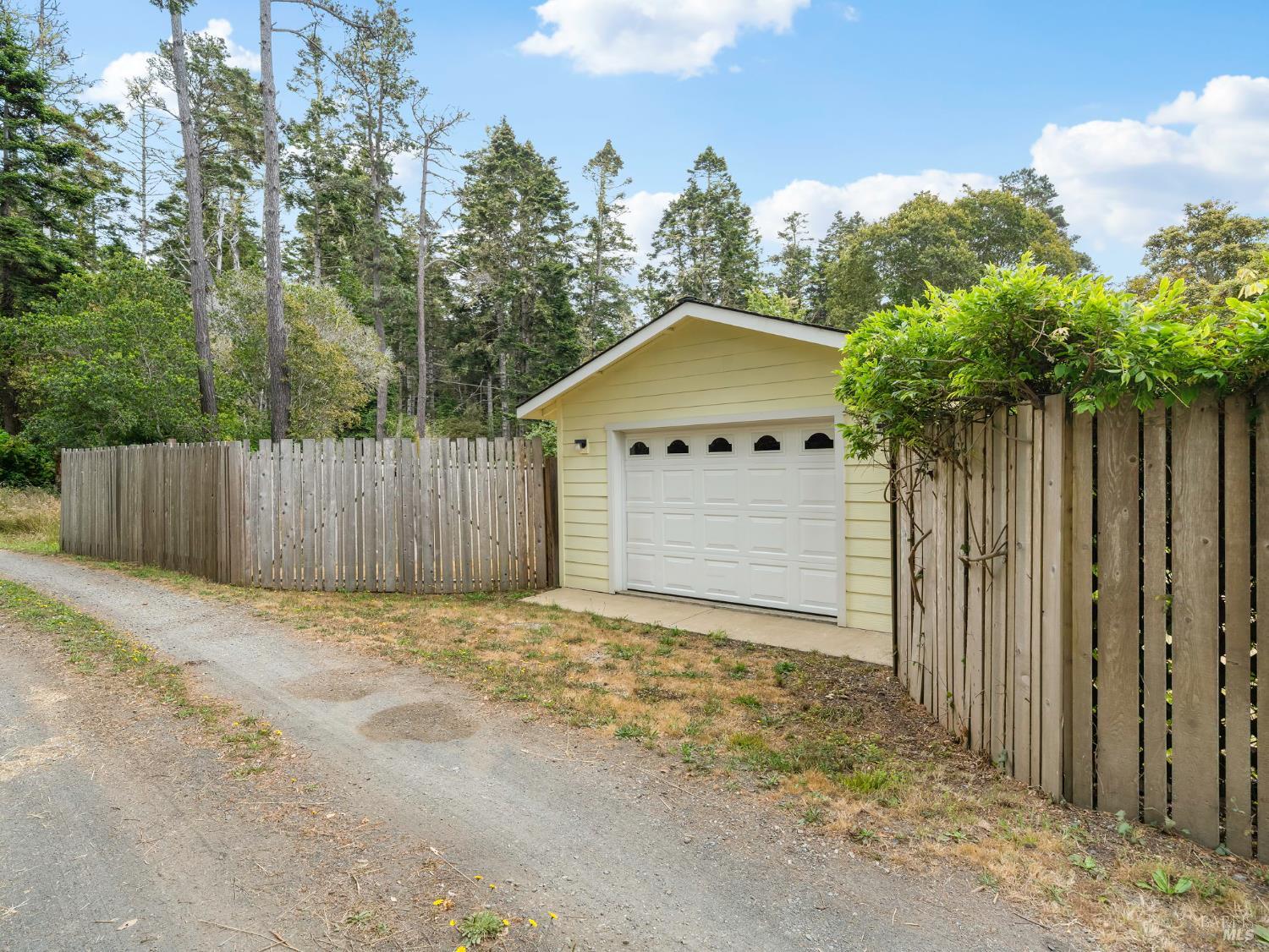 Detail Gallery Image 32 of 41 For 10392 Hills Rd, Mendocino,  CA 95460 - 2 Beds | 1 Baths
