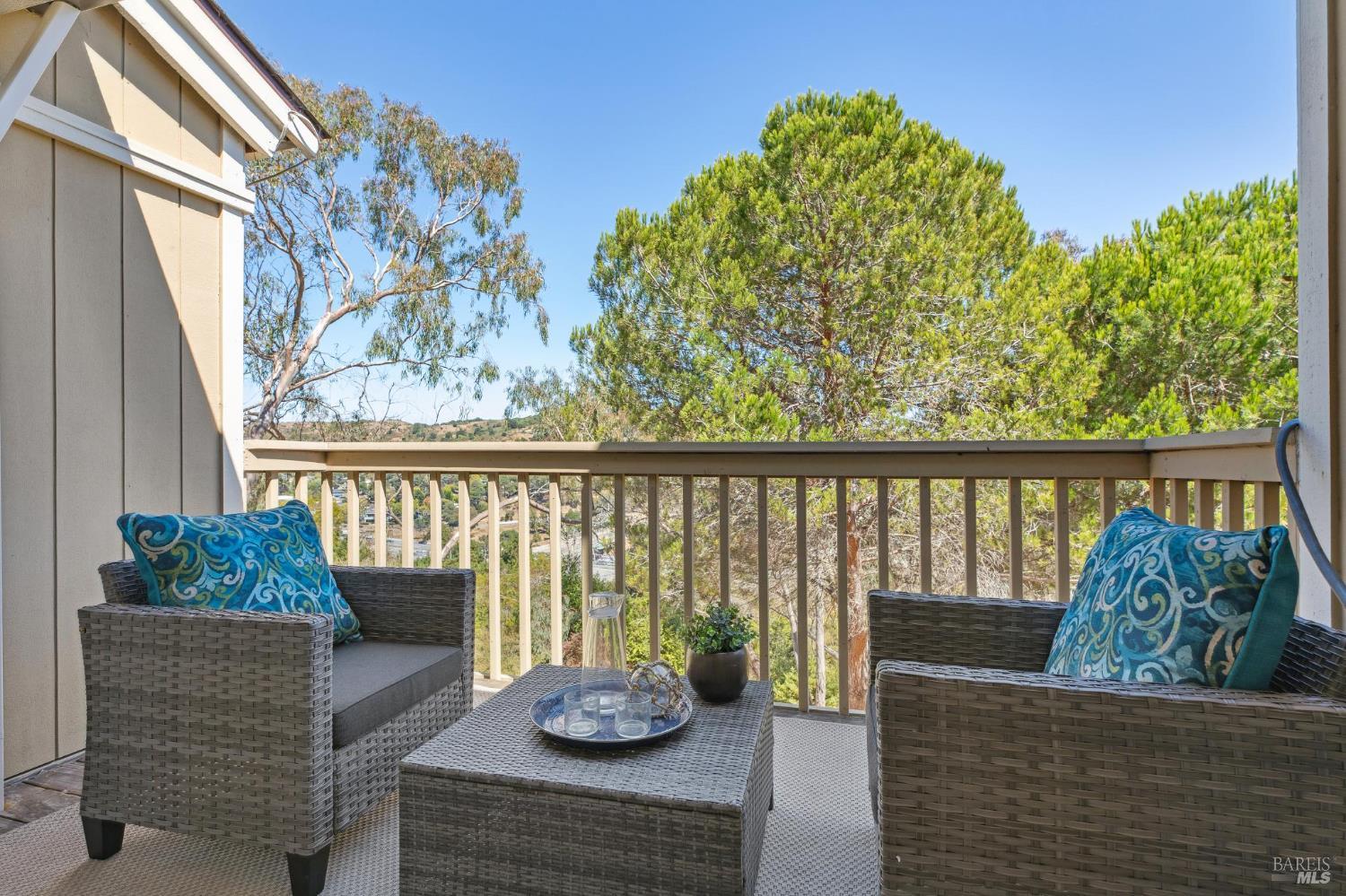 Detail Gallery Image 10 of 38 For 11 Thoreau Cir, Mill Valley,  CA 94941 - 2 Beds | 1/1 Baths