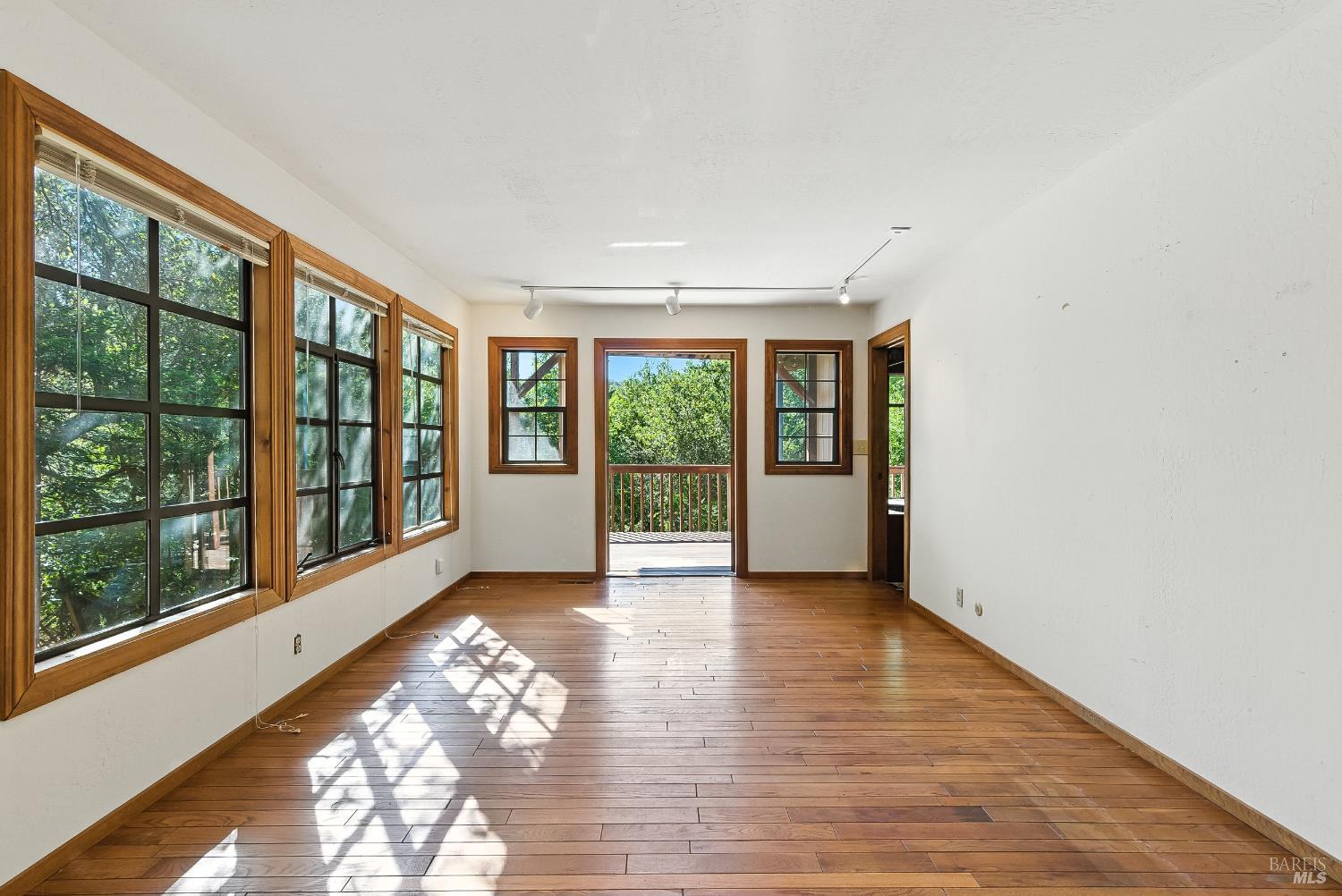 Detail Gallery Image 4 of 30 For 183 Laurel Dr, Fairfax,  CA 94930 - 5 Beds | 6 Baths