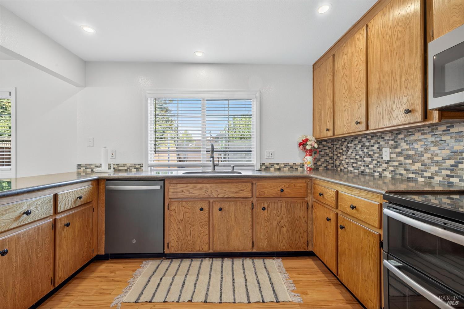 Detail Gallery Image 21 of 46 For 7134 Carillon Ct, Rohnert Park,  CA 94928 - 5 Beds | 2/1 Baths