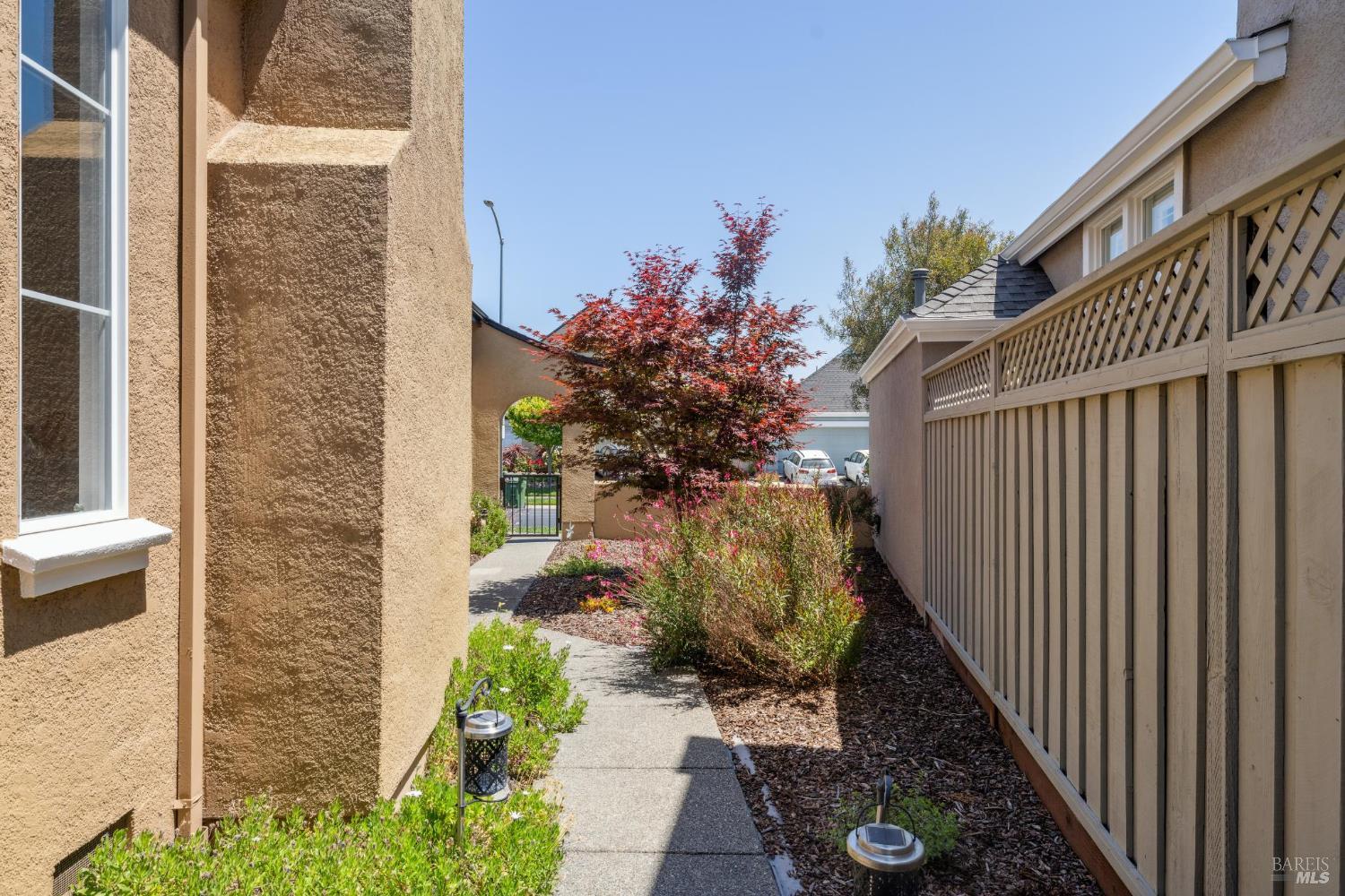 Detail Gallery Image 12 of 51 For 1917 Falcon Ridge Dr, Petaluma,  CA 94954 - 3 Beds | 2 Baths