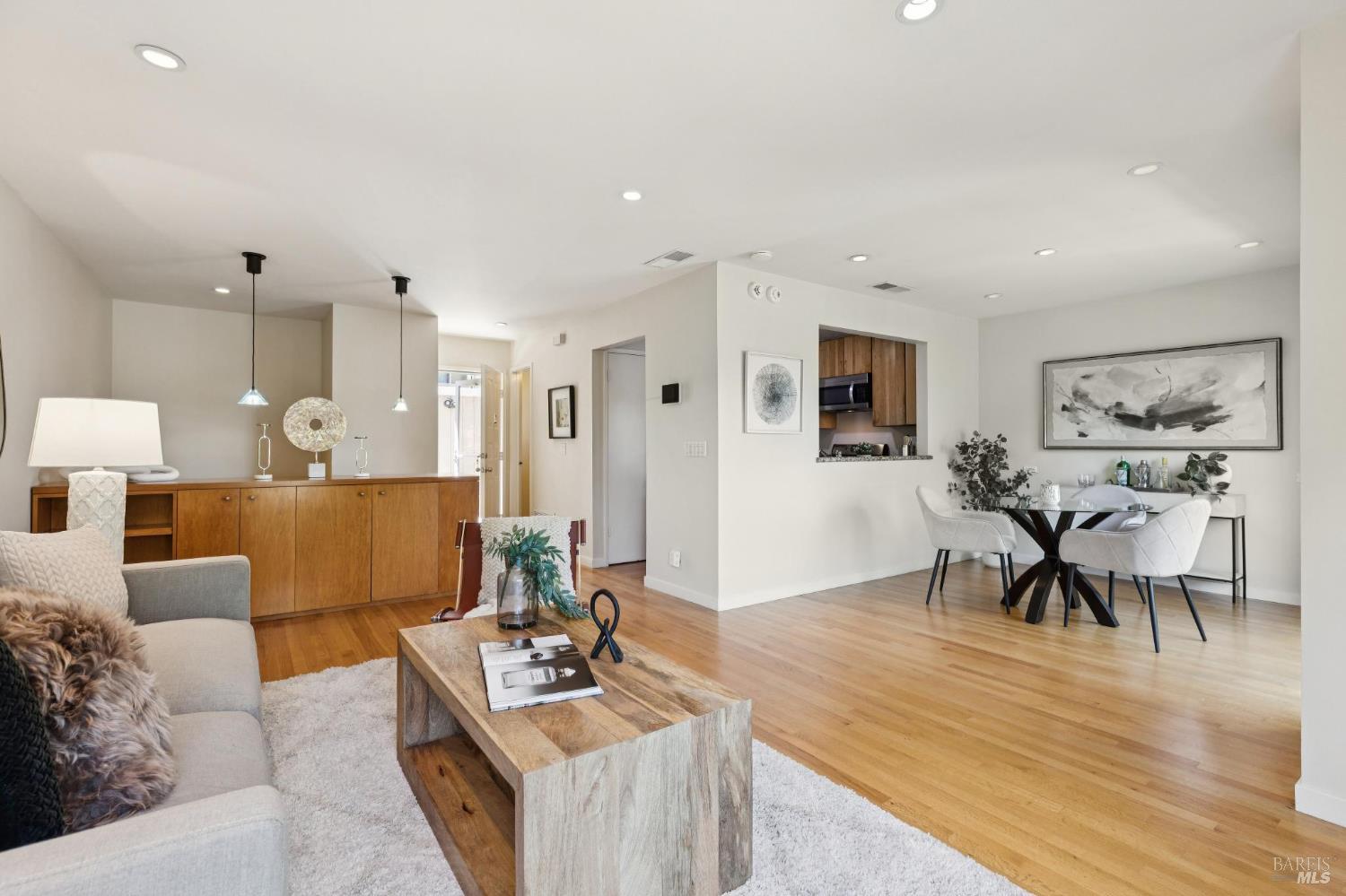 Detail Gallery Image 5 of 38 For 11 Thoreau Cir, Mill Valley,  CA 94941 - 2 Beds | 1/1 Baths