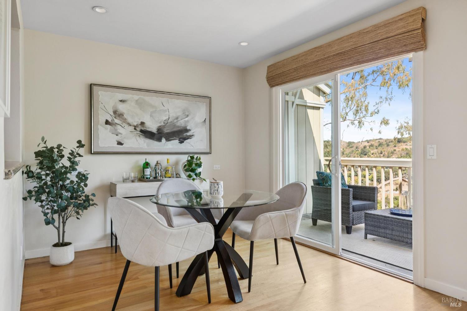 Detail Gallery Image 7 of 38 For 11 Thoreau Cir, Mill Valley,  CA 94941 - 2 Beds | 1/1 Baths