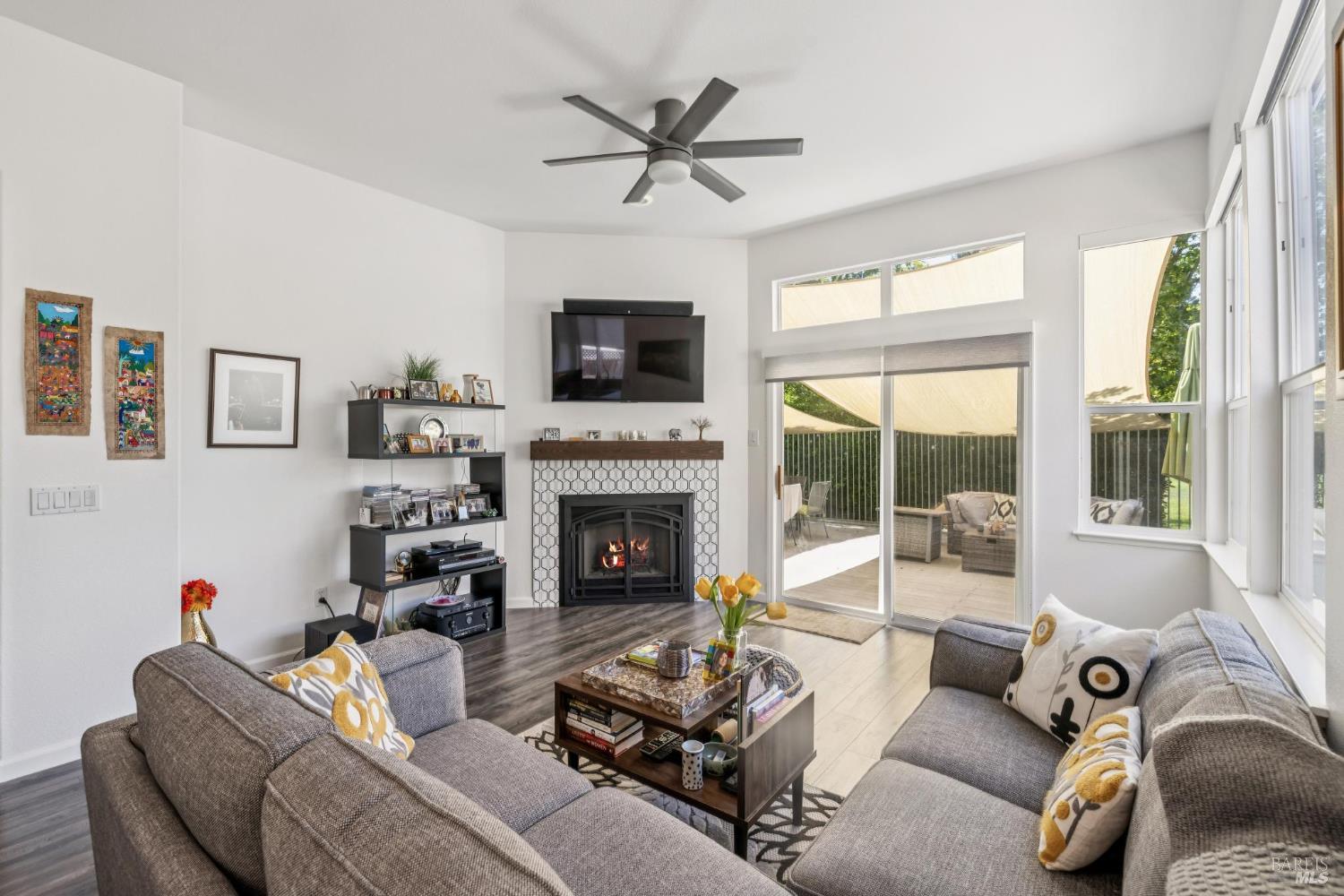 Detail Gallery Image 28 of 51 For 1917 Falcon Ridge Dr, Petaluma,  CA 94954 - 3 Beds | 2 Baths