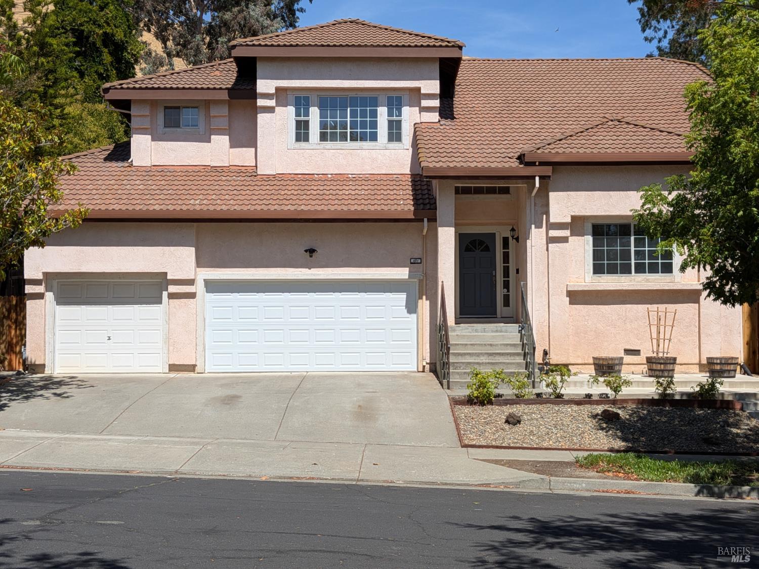 Detail Gallery Image 5 of 20 For 2220 Fox Glen Dr, Fairfield,  CA 94534 - 5 Beds | 3 Baths