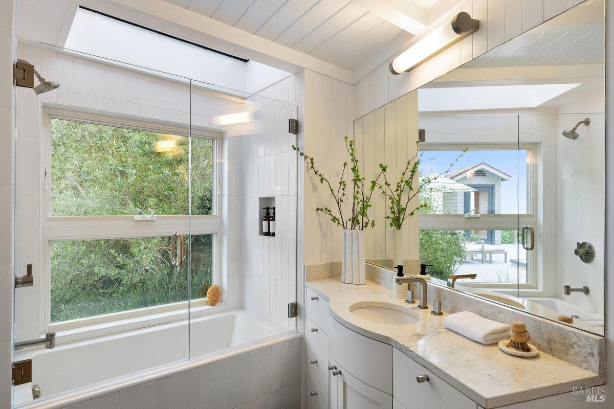 Detail Gallery Image 33 of 99 For 125 Laurel Ave, Stinson Beach,  CA 94970 - 3 Beds | 3 Baths