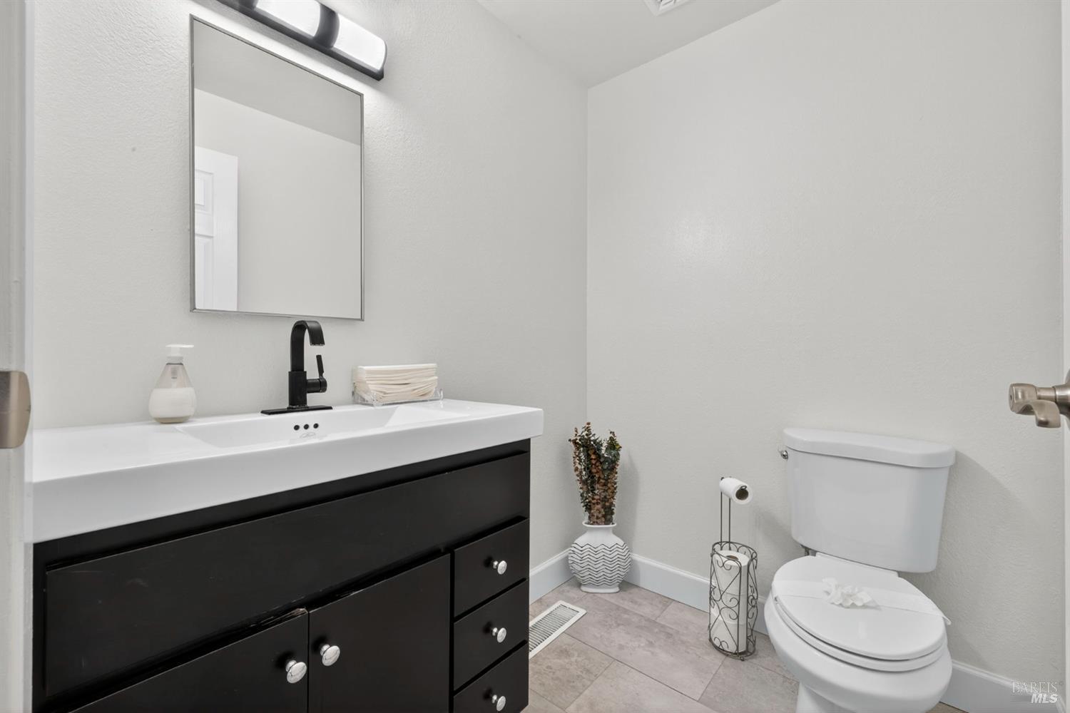 Detail Gallery Image 17 of 46 For 7134 Carillon Ct, Rohnert Park,  CA 94928 - 5 Beds | 2/1 Baths