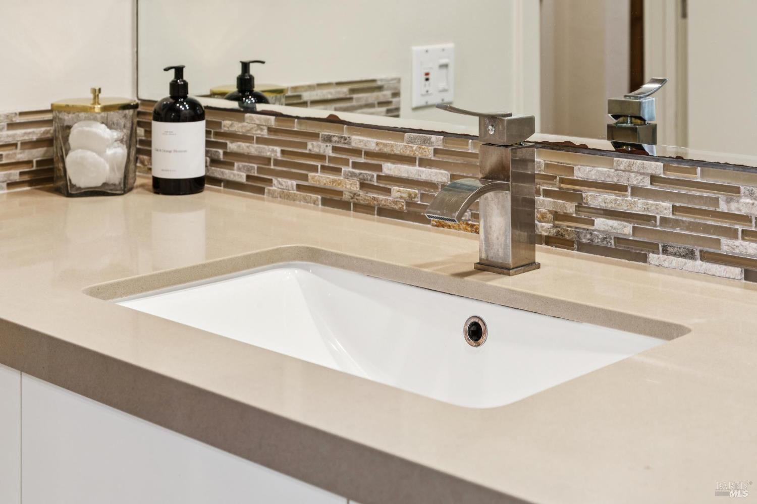 Detail Gallery Image 27 of 38 For 11 Thoreau Cir, Mill Valley,  CA 94941 - 2 Beds | 1/1 Baths