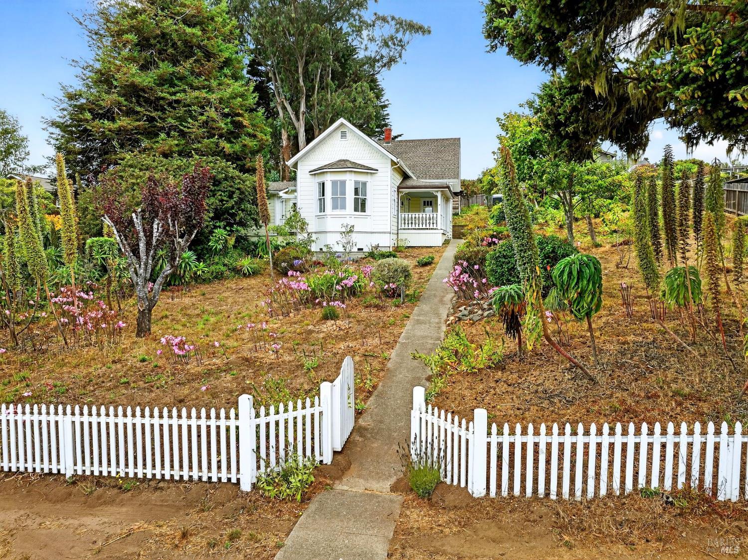 Detail Gallery Image 3 of 31 For 45060 Covelo St, Mendocino,  CA 95460 - 3 Beds | 1 Baths
