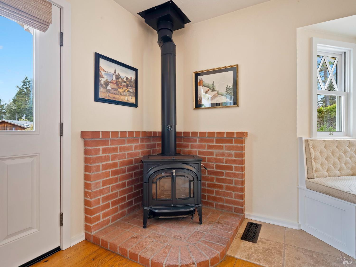 Detail Gallery Image 10 of 41 For 10392 Hills Rd, Mendocino,  CA 95460 - 2 Beds | 1 Baths