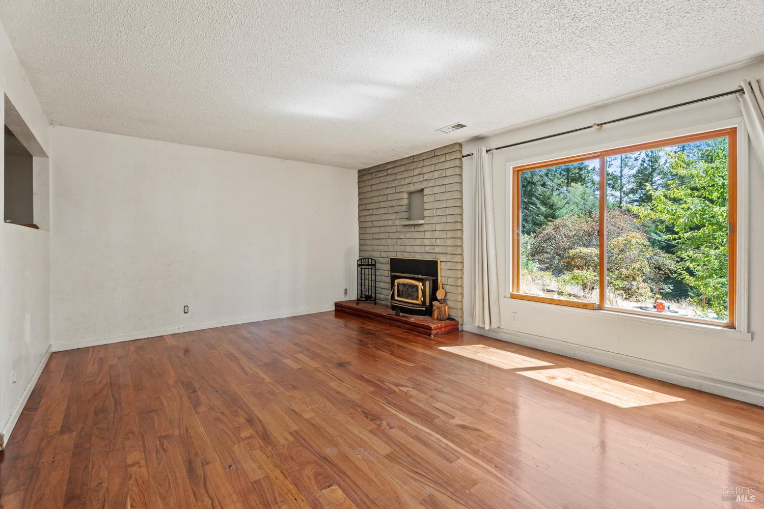 Detail Gallery Image 8 of 18 For 3781 Ridgewood Rd, Willits,  CA 95490 - 4 Beds | 2 Baths