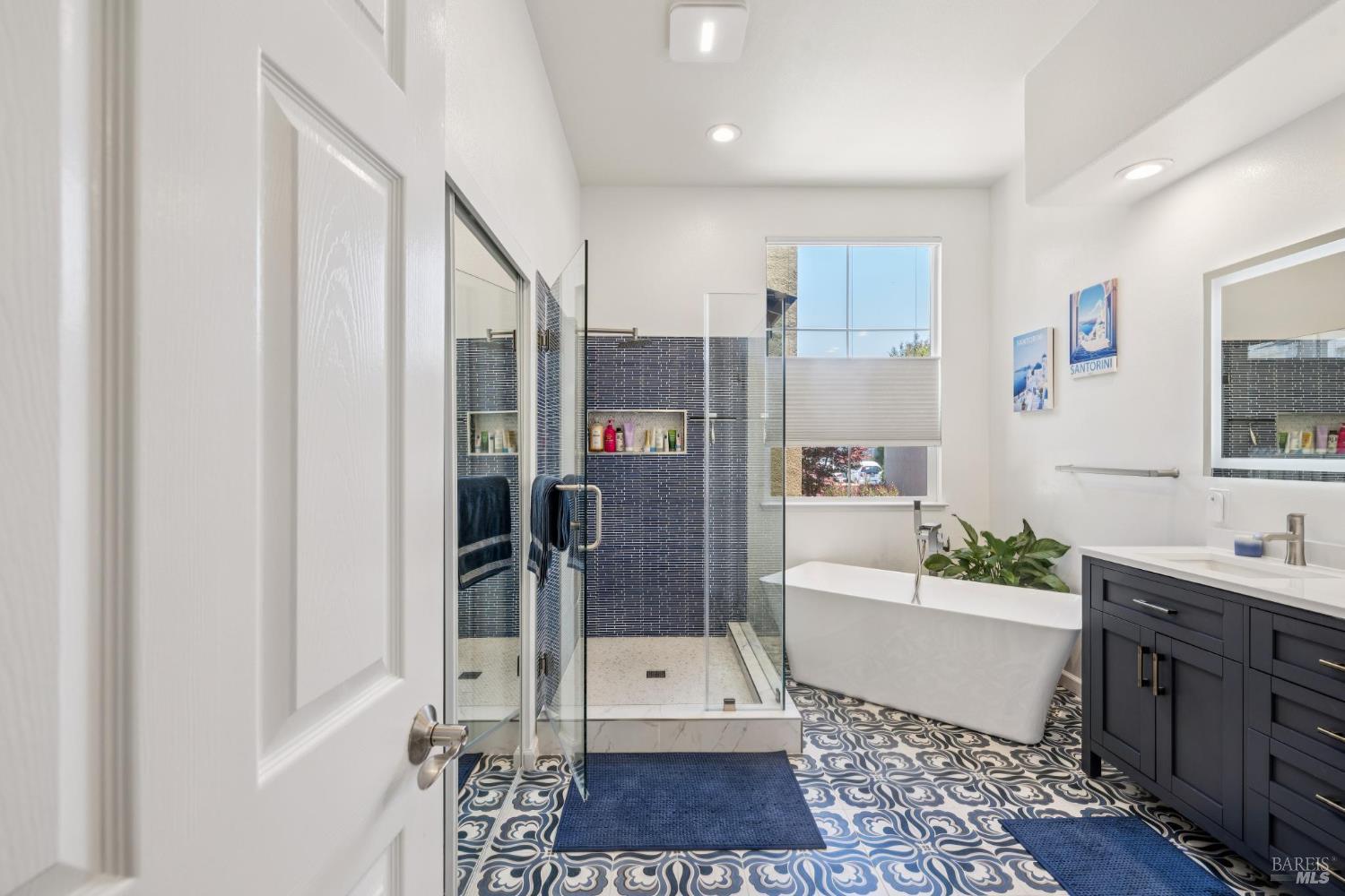 Detail Gallery Image 35 of 51 For 1917 Falcon Ridge Dr, Petaluma,  CA 94954 - 3 Beds | 2 Baths