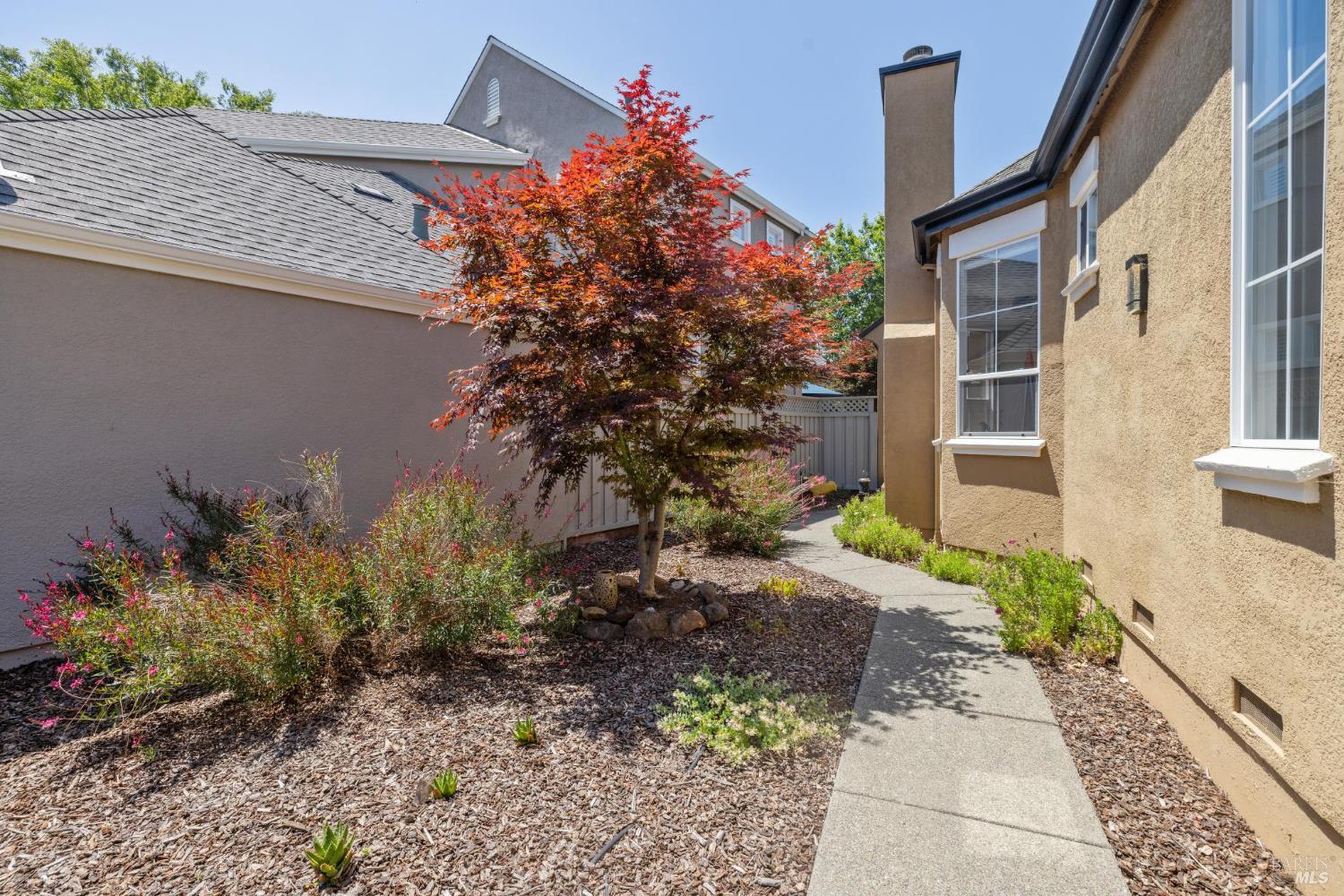 Detail Gallery Image 8 of 51 For 1917 Falcon Ridge Dr, Petaluma,  CA 94954 - 3 Beds | 2 Baths