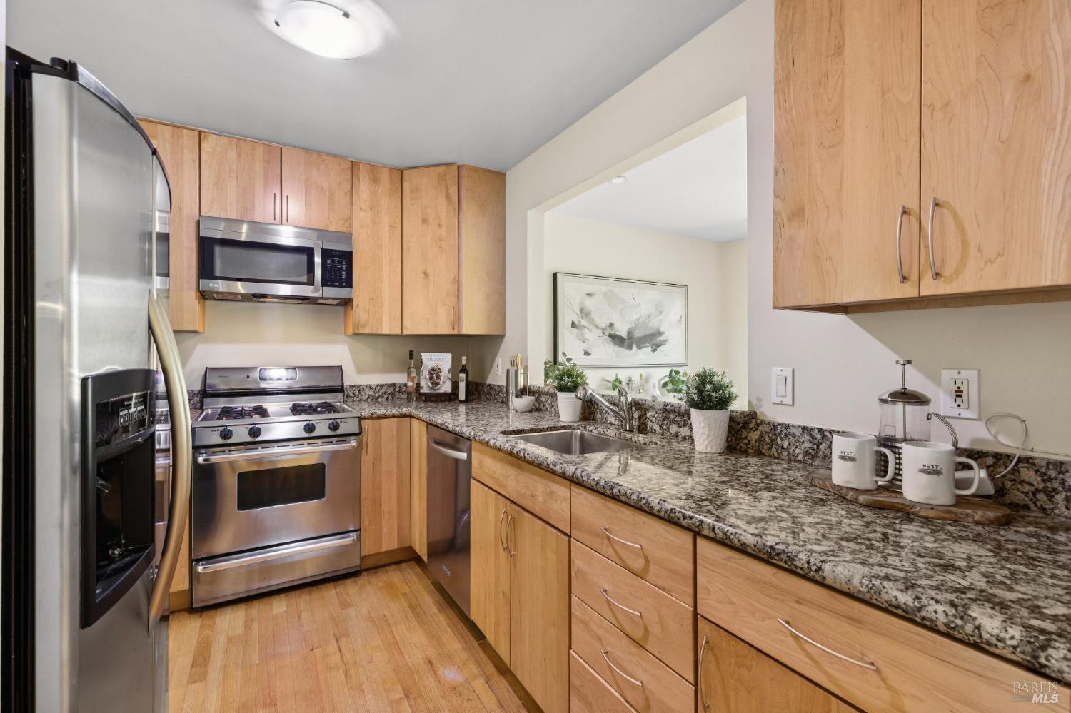 Detail Gallery Image 12 of 38 For 11 Thoreau Cir, Mill Valley,  CA 94941 - 2 Beds | 1/1 Baths
