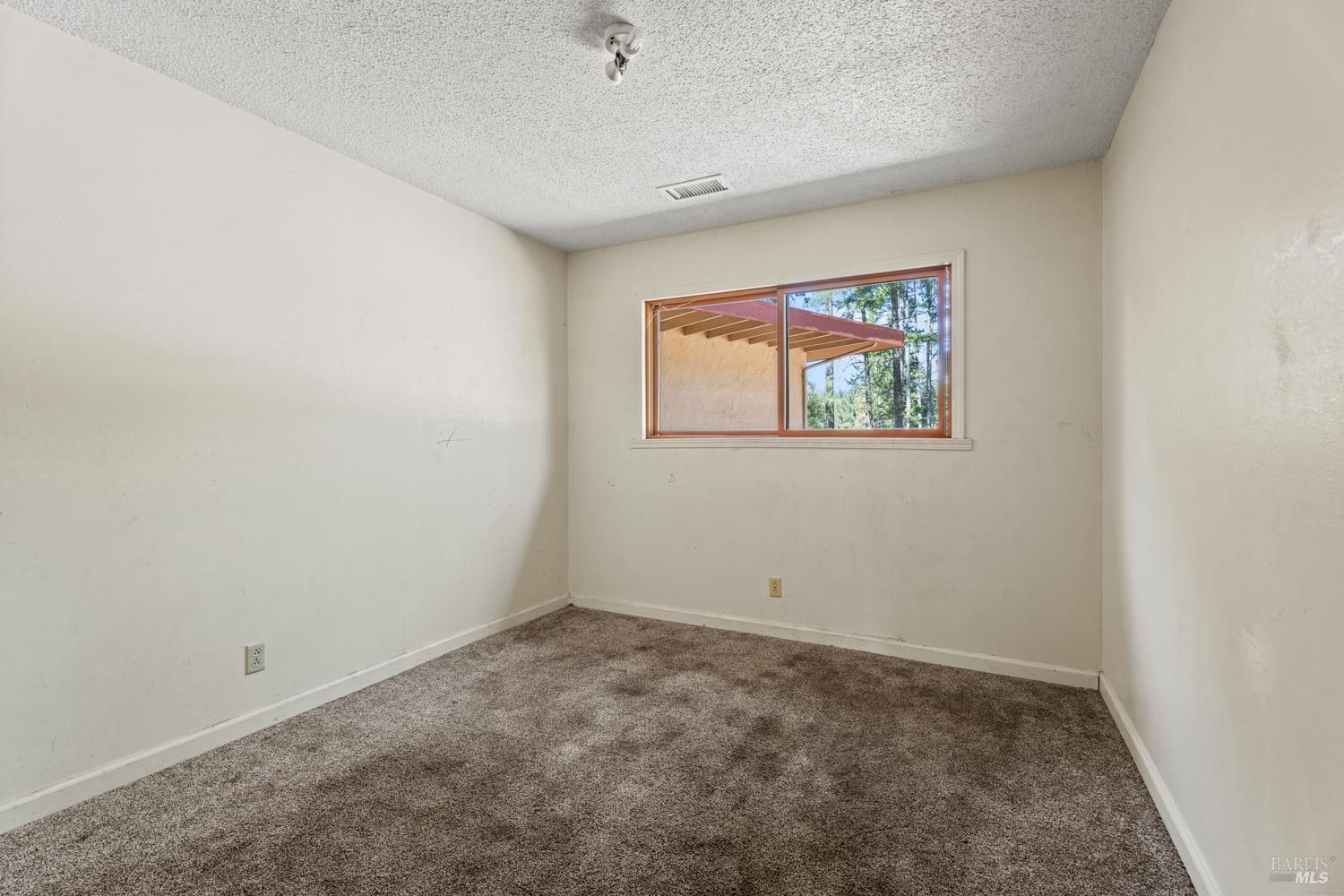 Detail Gallery Image 12 of 18 For 3781 Ridgewood Rd, Willits,  CA 95490 - 4 Beds | 2 Baths