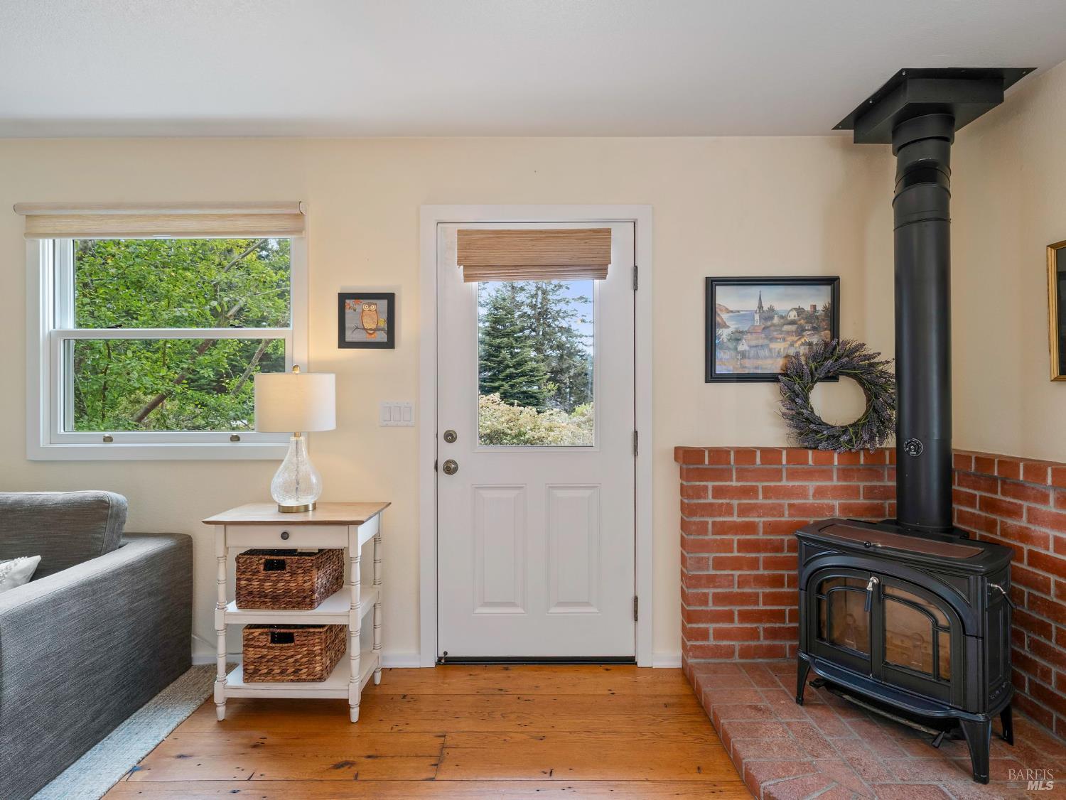 Detail Gallery Image 5 of 41 For 10392 Hills Rd, Mendocino,  CA 95460 - 2 Beds | 1 Baths