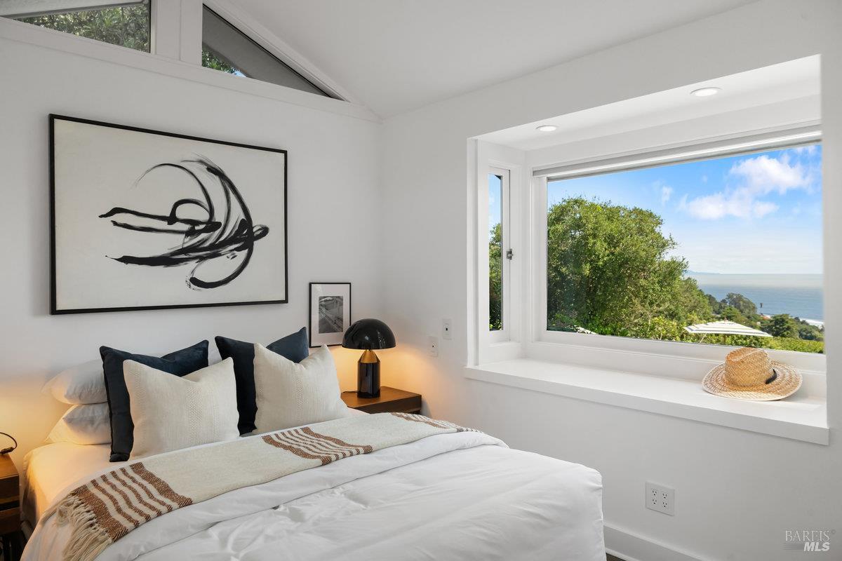Detail Gallery Image 9 of 99 For 125 Laurel Ave, Stinson Beach,  CA 94970 - 3 Beds | 3 Baths