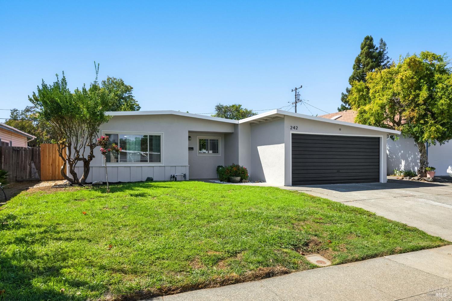 Detail Gallery Image 3 of 33 For 242 Arbor St, Vacaville,  CA 95688 - 3 Beds | 2 Baths