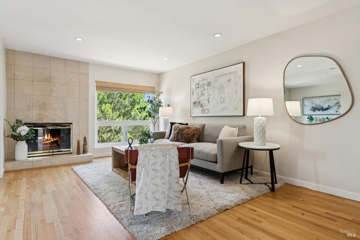 Detail Gallery Image 4 of 38 For 11 Thoreau Cir, Mill Valley,  CA 94941 - 2 Beds | 1/1 Baths
